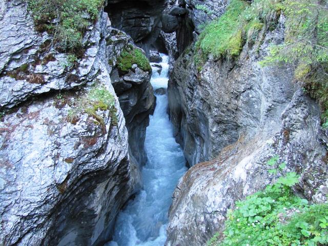 beim Ausgang der Rosenlaui Gletscherschlucht