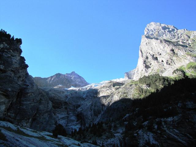 Blick hinauf zum Rosenlauigletscher. Rechts das kleine Wellhorn