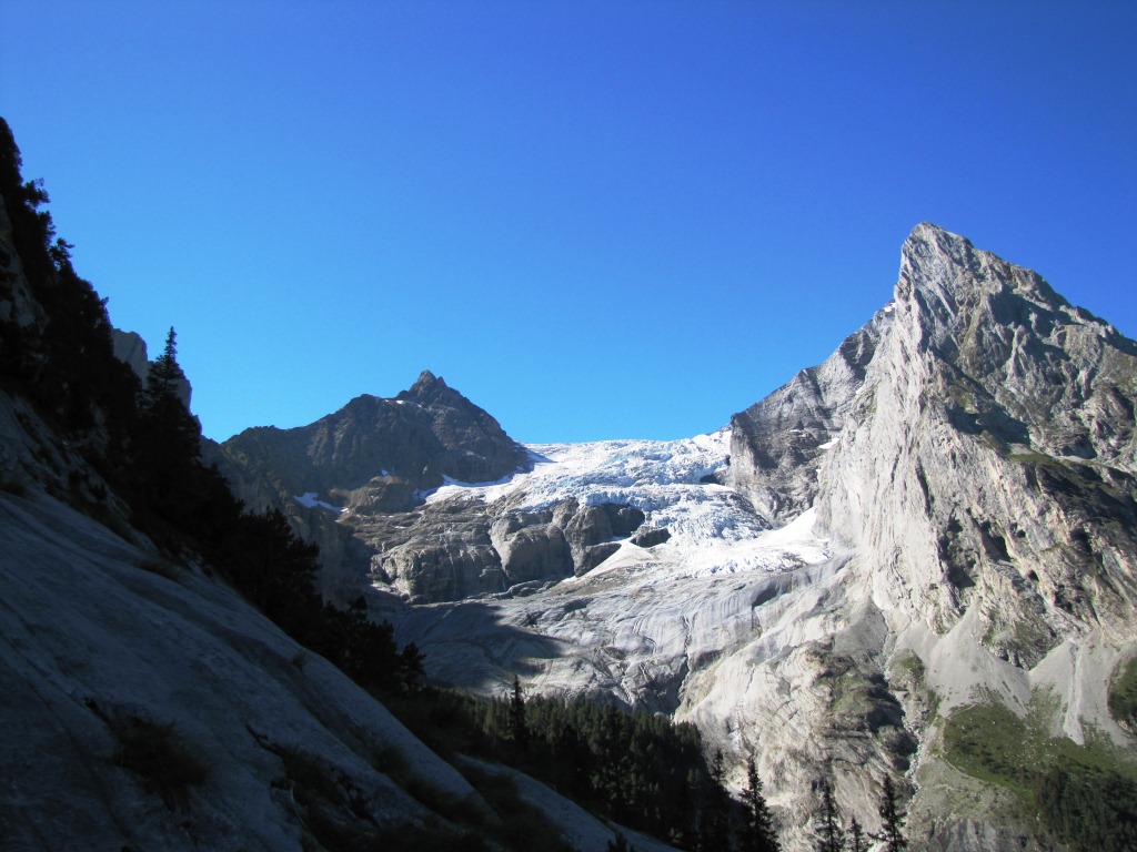 Blick hinauf zum Rosenlauigletscher. Links der Dossen, rechts das Wellhorn