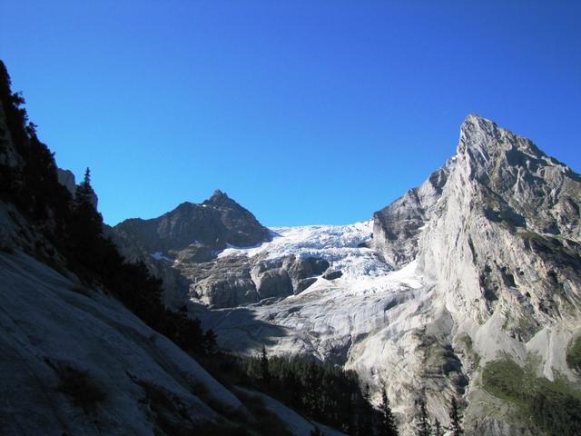 Blick hinauf zum Rosenlauigletscher. Links der Dossen, rechts das Wellhorn