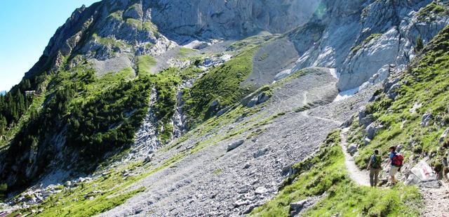 schönes Breitbildfoto bei Punkt 1870 m.ü.M. links ein bisschen versteckt die Engelhornhütte. Seht ihr sie?