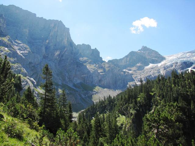 Blick auf den Dossen und Richtung Dossenhütte. Der Weg wird nun einem viel abverlangen