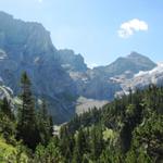 Blick auf den Dossen und Richtung Dossenhütte. Der Weg wird nun einem viel abverlangen