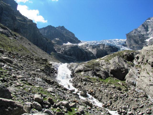 während dem hinauf laufen, hatten wir dauernd unser Ziel vor Augen. Der Dossen und Dossengrat mit der Dossenhütte