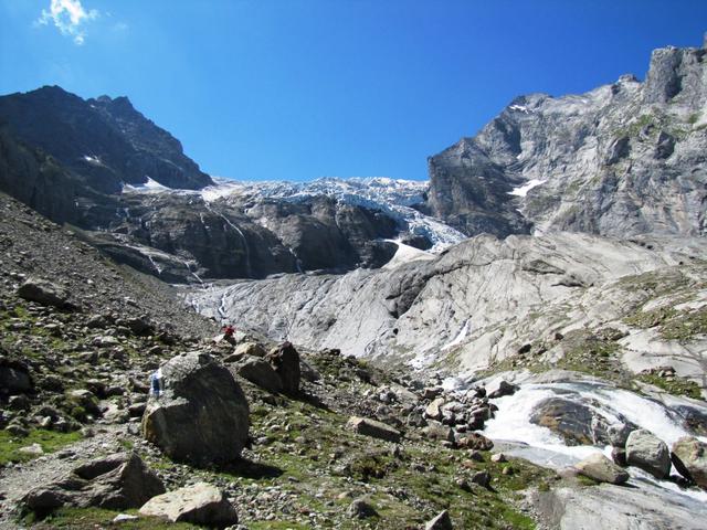 vor uns taucht der Rosenlauigletscher auf