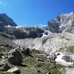 vor uns taucht der Rosenlauigletscher auf