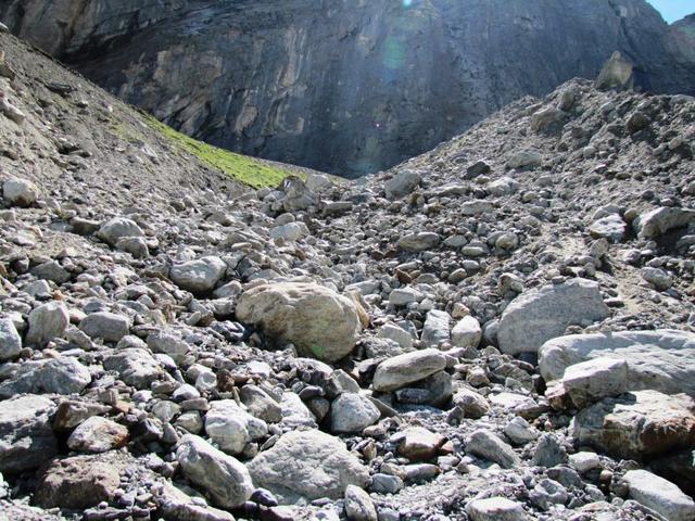 der alpine Bergweg führt nun nur noch über Geröll und Schutt