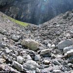 der alpine Bergweg führt nun nur noch über Geröll und Schutt