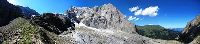 schönes Breitbildfoto vom Dossenweg aus gesehen. Links Dossen und Dossengrat, Rosenlauigletscher und die beiden Wellhörner