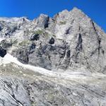 schönes Breitbildfoto vom Dossenweg aus gesehen. Links Dossen und Dossengrat, Rosenlauigletscher und die beiden Wellhörner