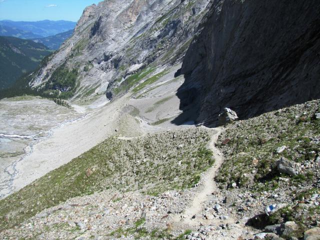 Blick von Punkt 2068 m.ü.M. abwärts auf den Dossenweg