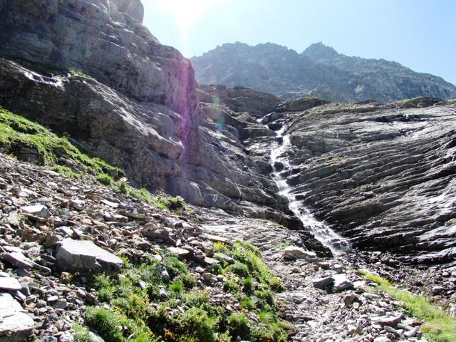 Blick hinauf auf den weiteren Wegverlauf