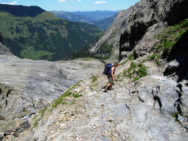 feines Geröll, Sand und Steine auf nacktem Fels, Rutschgefahr