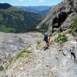 feines Geröll, Sand und Steine auf nacktem Fels, Rutschgefahr