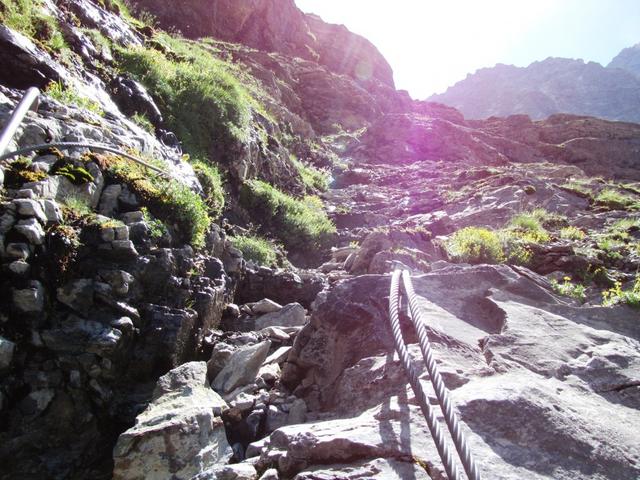 aus diesem Grund, ist der Aufstieg zur Dossenhütte, ab Rosenlaui empfehlenswert. Andertags Abstieg ins Urbachtal