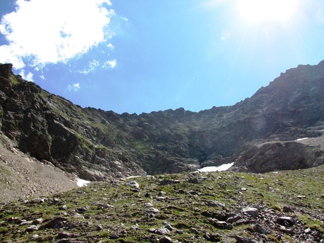 Blick hinauf zum Dossengrat. Dort hinauf müssen wir noch