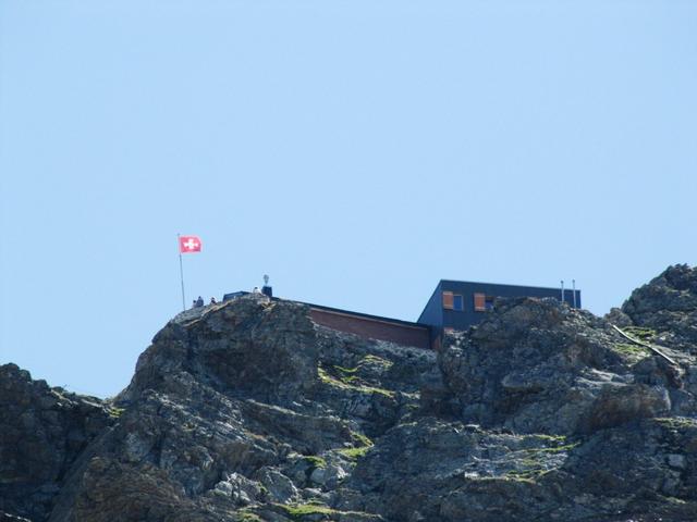 die Dossenhütte auf dem Dossengrat herangezommt