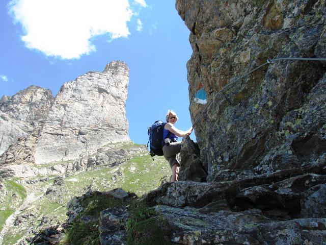 konzentriert und trittsicher muss man schon sein, wenn man auf die Dossenhütte gelangen will