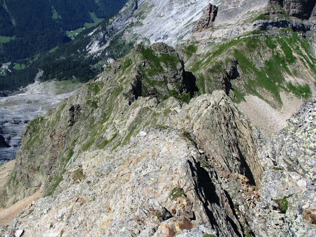 Blick hinunter zum Gratweg, der gut ersichtlich ist. (Auf Foto drücken und danach auf vergrössern)