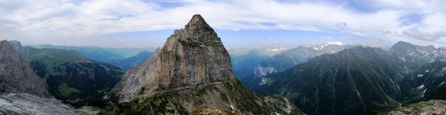 Breitbildfoto von der Dossenhütte aus gesehen. In der Mitte der Gstellihorn