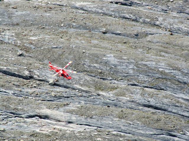 ein Rega Helikopter muss Wanderer ins Tal runter transportieren