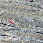 ein Rega Helikopter muss Wanderer ins Tal runter transportieren