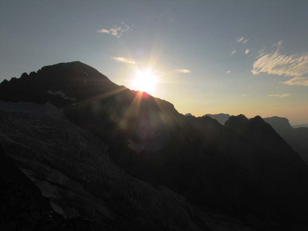 die Sonne geht hinter dem Wellhorn runter