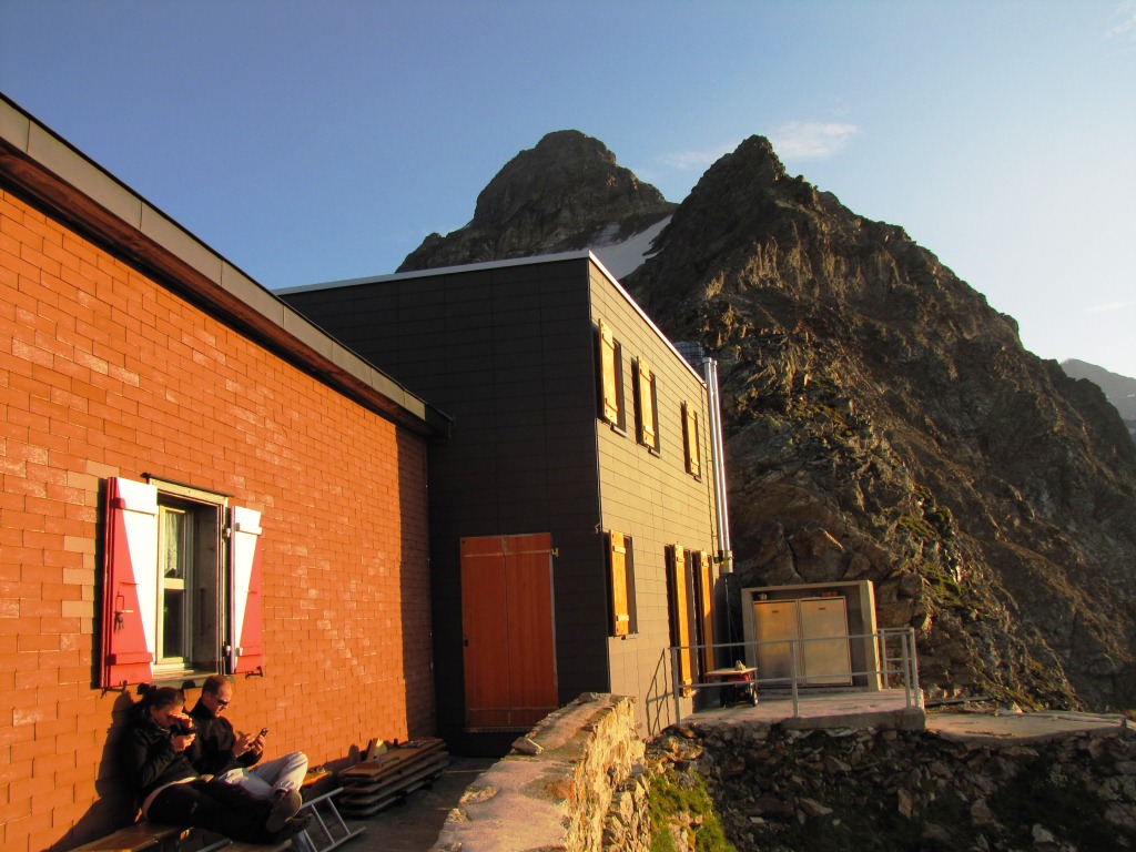 die letzten Sonnenstrahlen treffen auf die Dossenhütte