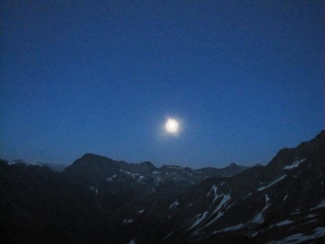 der Mond steigt hinter den Bergen hervor