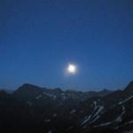 der Mond steigt hinter den Bergen hervor