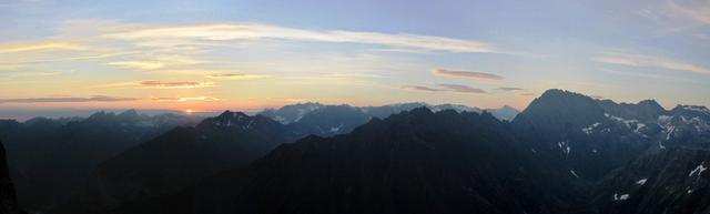 schönes Breitbildfoto mit Sonnenaufgang von der Dossenhütte aus gesehen