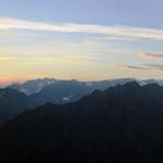 schönes Breitbildfoto mit Sonnenaufgang von der Dossenhütte aus gesehen