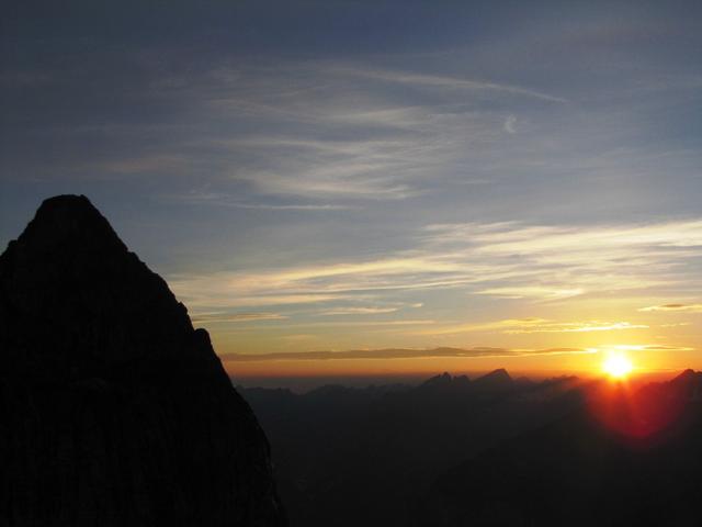 links das Gstellihorn, rechts der Sonnenaufgang