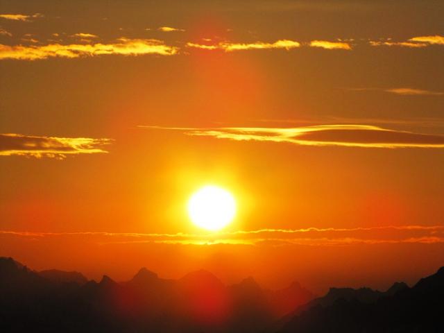 die Sonne ist nun ganz hinter den Bergen hervorgetaucht