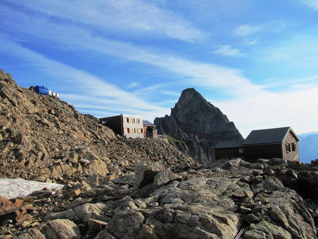 wir haben die direkt auf dem Grat erbaute Dossenhütte verlassen