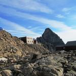 wir haben die direkt auf dem Grat erbaute Dossenhütte verlassen