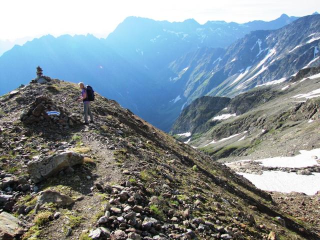 das erste Teilstück vom heutigen Weg ist weiterhin weiss-blau-weiss