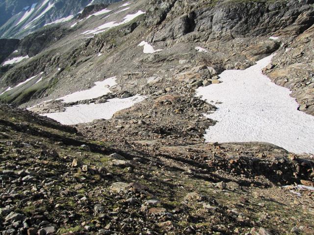 der Weg führt über Altschneefelder