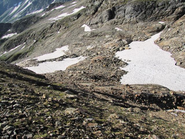 der Weg führt über Altschneefelder