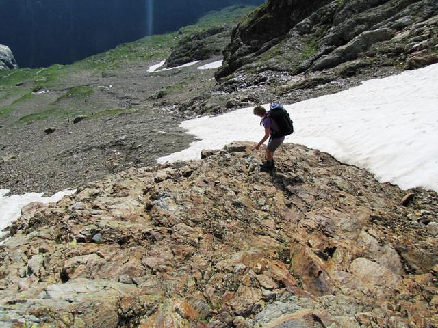 mit der nötigen Vorsicht laufen wir über Felsen die mit Geröll bedeckt sind