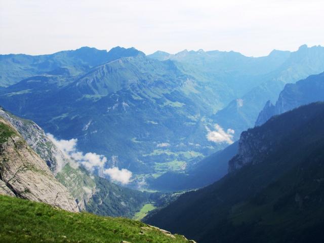 Blick nach Innertkirchen, ca. 2000 Höhenmeter müssen wir von der Dossenhütte nach Innertkirchen runterlaufen