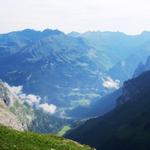 Blick nach Innertkirchen, ca. 2000 Höhenmeter müssen wir von der Dossenhütte nach Innertkirchen runterlaufen