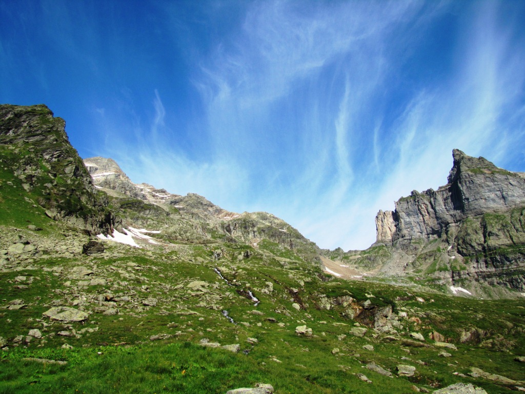 Blick hinauf zum Dossen, Dossengrat, Dossenhütte, Urbachsattel und Gstellihorn