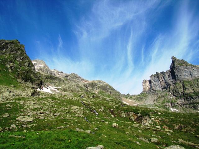 Blick hinauf zum Dossen, Dossengrat, Dossenhütte, Urbachsattel und Gstellihorn