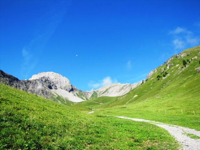 Blick von der Bergstation hinauf zum Chlyne Loner, Bundergrat und Bunderspitz. Dort hinauf wird unsere Wanderung führen