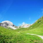 Blick von der Bergstation hinauf zum Chlyne Loner, Bundergrat und Bunderspitz. Dort hinauf wird unsere Wanderung führen