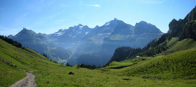 Breitbildfoto mit Blick zum Oeschinensee, Blüemlisalp und Doldenhorn