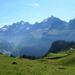 Breitbildfoto mit Blick zum Oeschinensee, Blüemlisalp und Doldenhorn