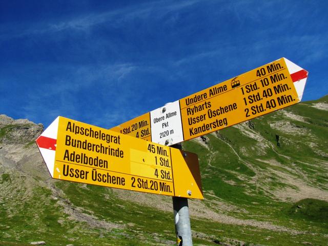 Wegweiser bei Punkt 2102 m.ü.M.