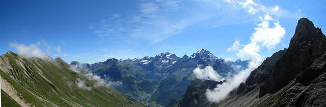 Breitbildfoto mit Blick Richtung Oeschinensee und Blüemlisalp